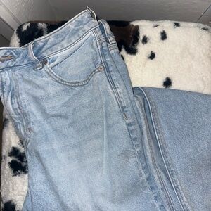 American Eagle Outfitters Light Wash Mom Straight Leg Jeans